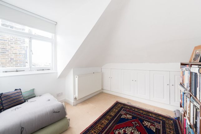 Flat to rent in Lawn Road, London