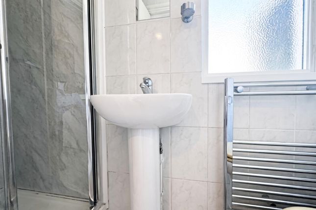 Flat C, 168, Melrose Avenue, London photo 3