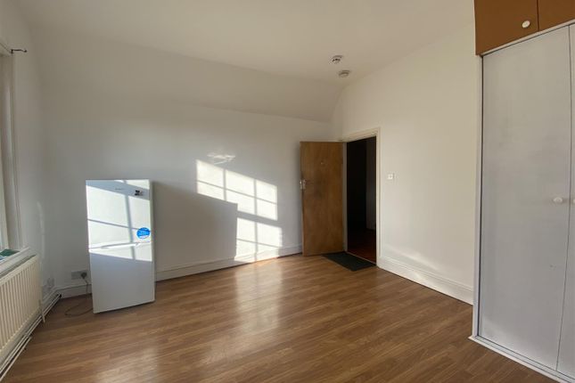 Oaklands, Rm 6, Elmwood Avenue, Feltham photo 3