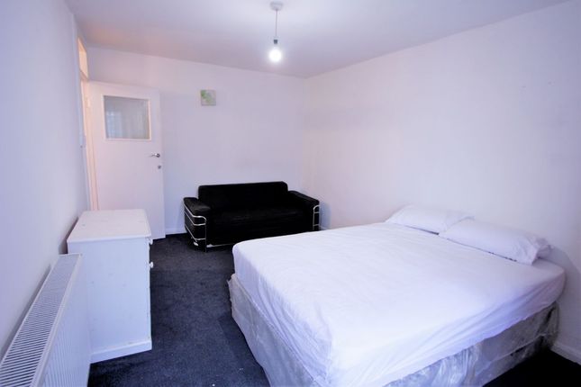 Thumbnail Room to rent in Franklin Crescent, Mitcham