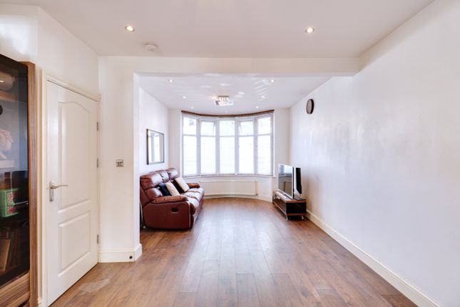 36, Brights Avenue, Rainham photo 2