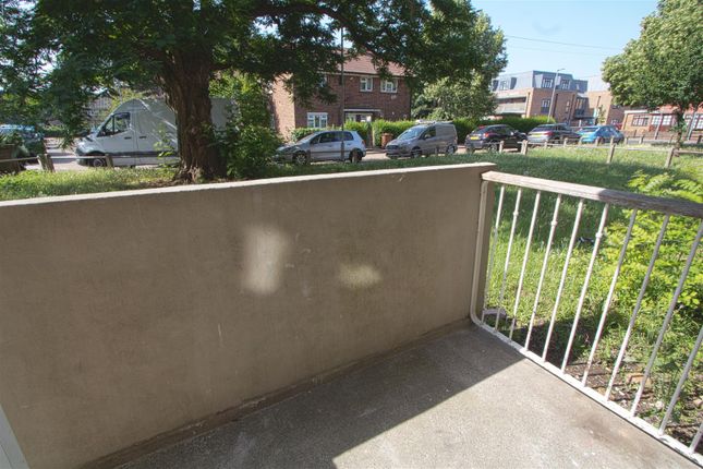 1, Eagle Avenue, Romford photo 2