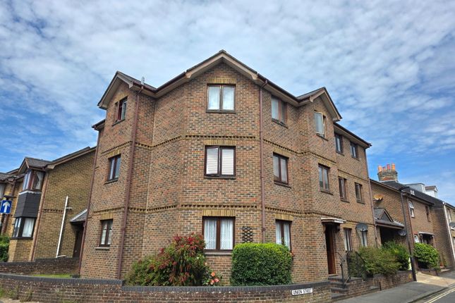 2 bed property for rent in Union Street, Newport PO30