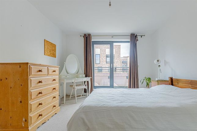 Flat to rent in Oliver Road, London