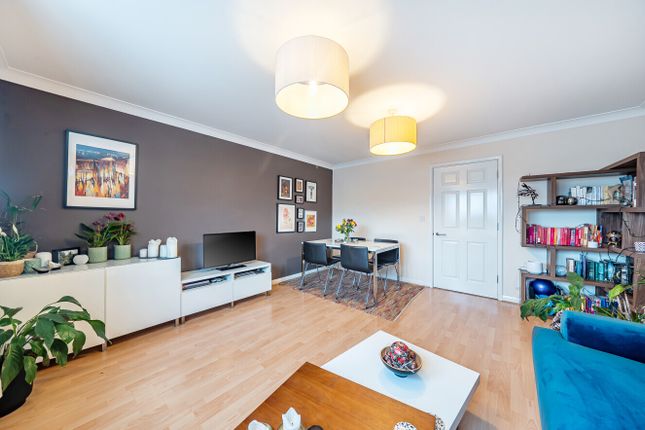 Flat 18, Churchill House, 184, Tooting Borders, Mitcham photo 4