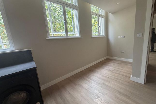 Flat Flat 2, 77-81, North End, Croydon photo 4