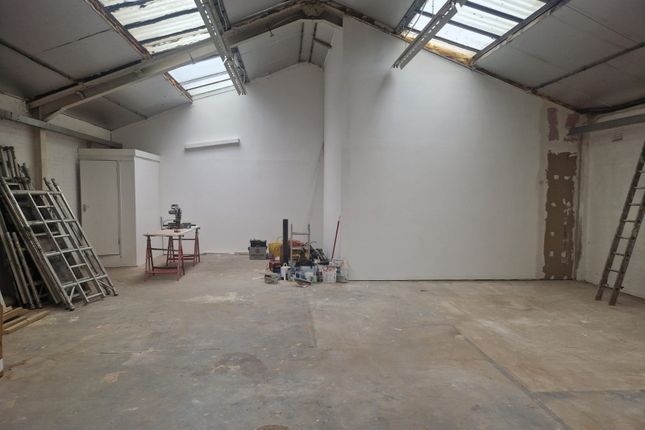 Warehouse to let in Wadsworth Road, Perivale