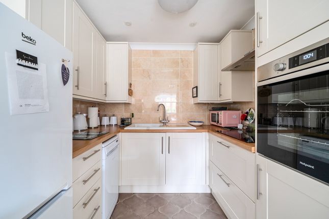 21 Herne Court, Richfield Road, Bushey photo 3