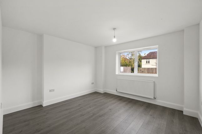 Flat to rent in St. Albans Road, Garston, Watford