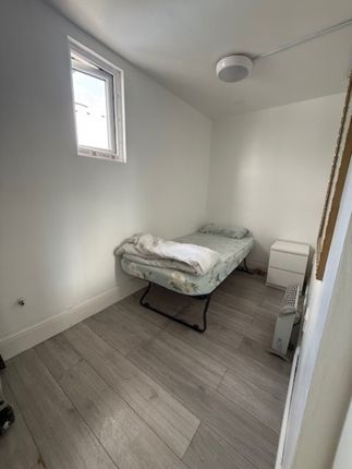 4, Gordon Gardens, Edgware photo 5