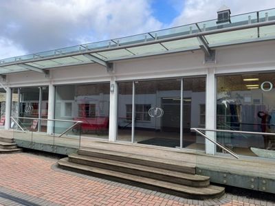 Retail premises to let in King Street, Wilton, Salisbury