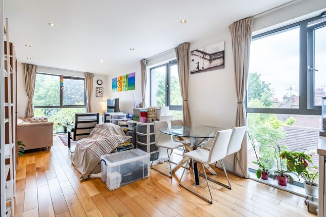 Flat 17 Cascades, Finchley Road, London photo 2