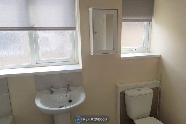 Carr Manor Road, Upstairs Flat, Leeds photo 5