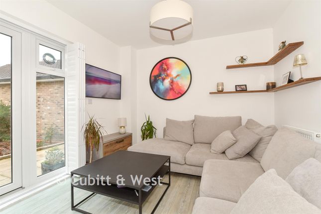 21, Barnfield, Billingshurst photo 3