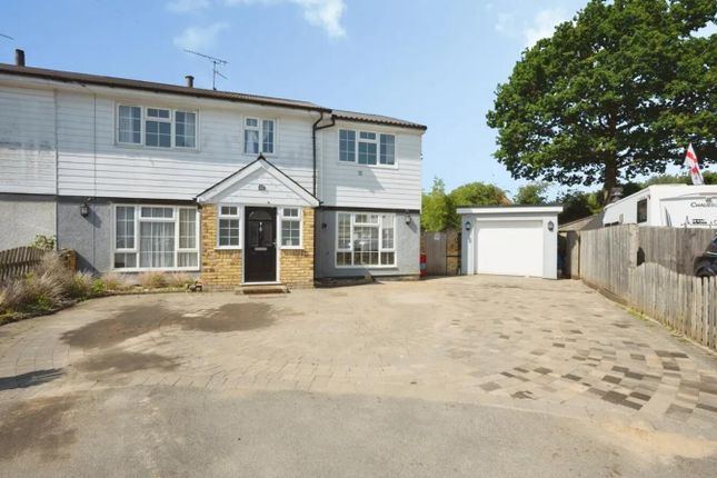 83, Russell Avenue, Aylesbury photo 4