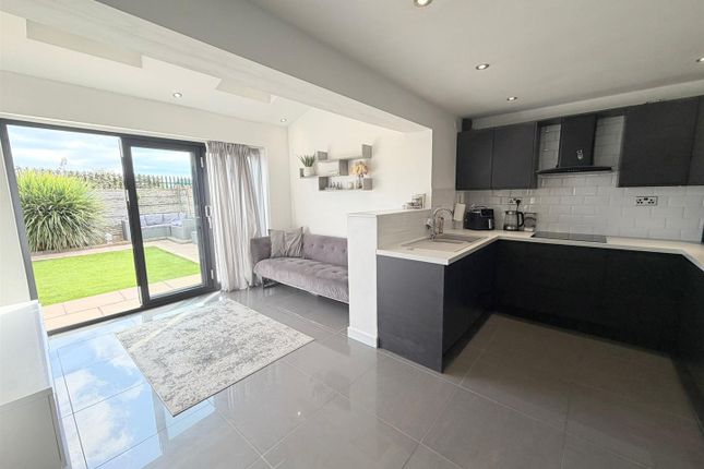 18, Kingfisher Avenue, Manchester photo 3