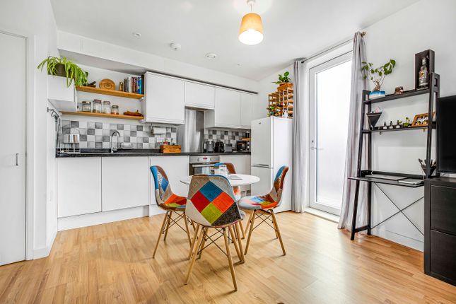 Thumbnail Flat for sale in 40 Cowleaze Road, Kingston Upon Thames