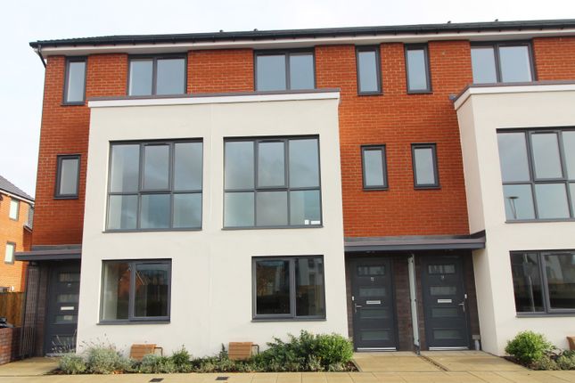 Thumbnail Town house to rent in Woolhampton Way, Reading