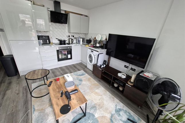 NESCO APARTMENTS, Flat 2 131b, Albany Road, Cardiff photo 2