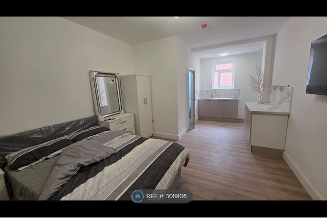 Studio flat on Solihull Road, Sparkhill, Birmingham, £800/mo