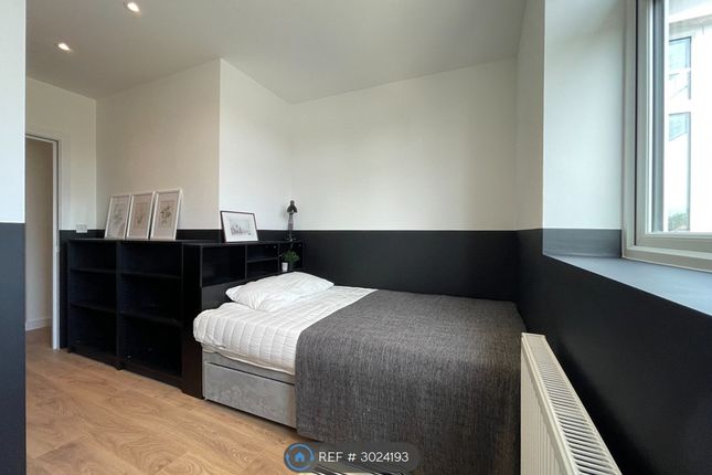 Flat, Rosemill House Arras Avenue, Morden photo 5