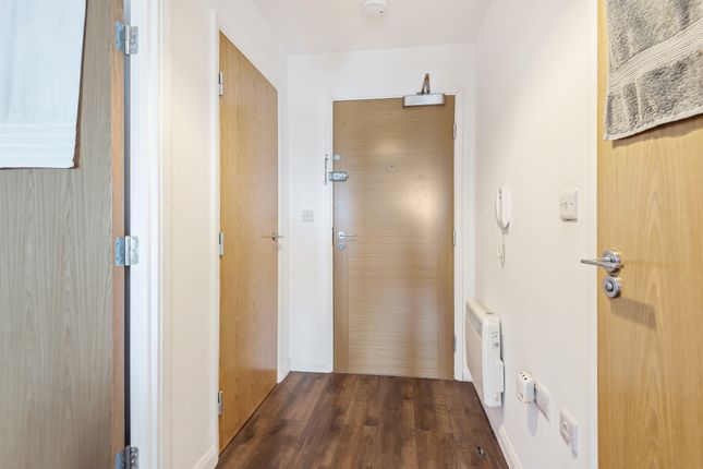 Flat to rent in Grand Union House, Slough, Berkshire
