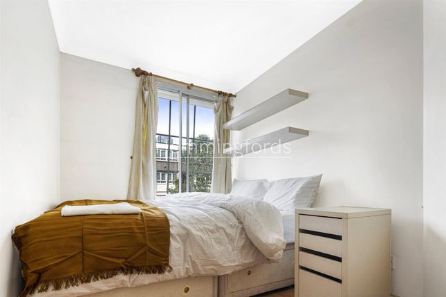 Flat to rent in City Rise, Old Street