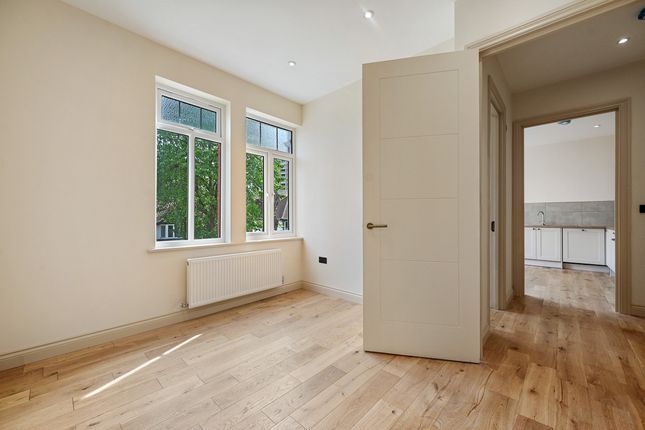 Flat Flat 3, 46, Avenue Gardens, London photo 4