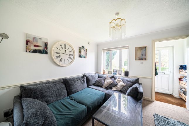 87 Swallowfields, Andover photo 4