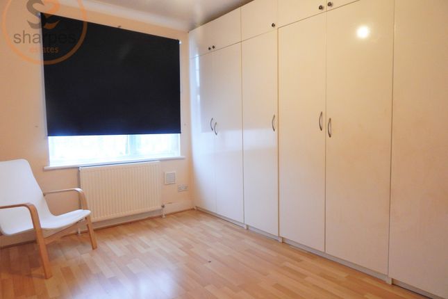 40 Colwood Gardens, London photo 3