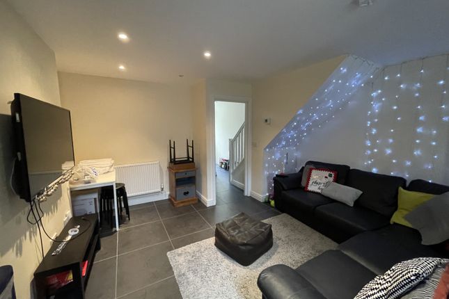 5-bed terraced on 19, Treorky Street, Cardiff, £3,000/mo