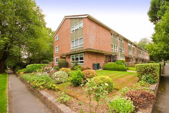 Flat to rent in Penn House, Main Avenue, Moor Park
