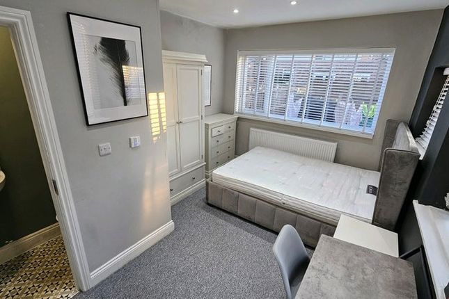 93 Parrin Lane, Manchester photo 2