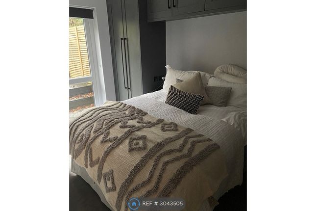 Flat  Douglas Court, Godstone Road, Kenley photo 5