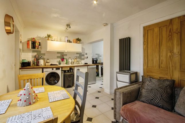 24, Eastwood Crescent, Leeds photo 4