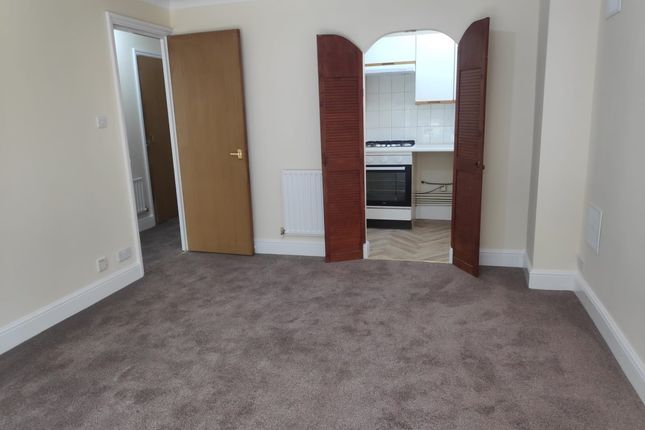 32 Waterslade, Elm Road, Redhill photo 4