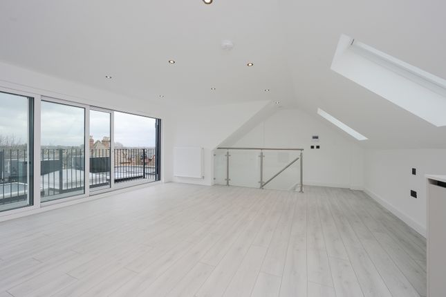 3-bed flat on Apartment 5,, Ace Court, Wimbledon, £825,000