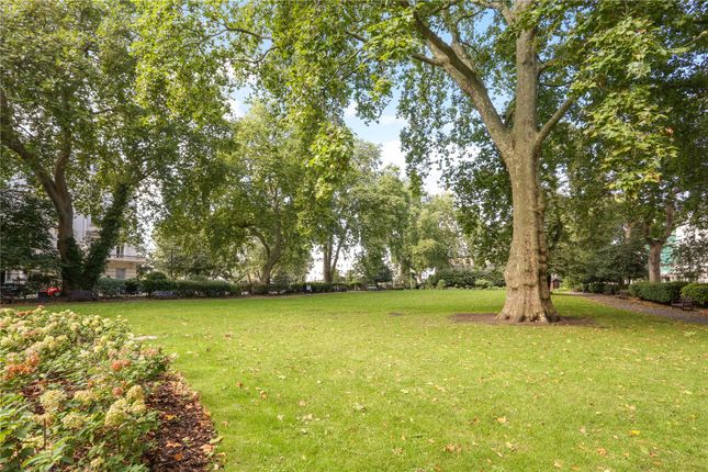 Flat for sale in St. Georges Square, London