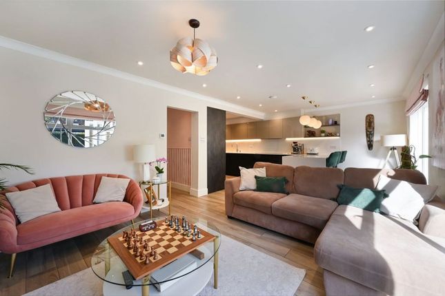 18 Mandeville Drive, Surbiton photo 2