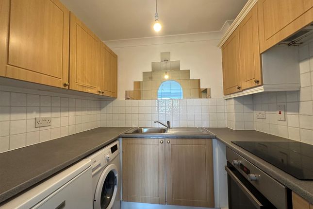 Flat to rent in Gladesmere Court, Watford