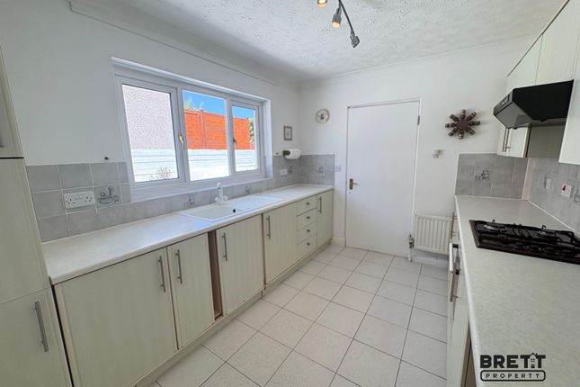 17, Hazel Grove, Milford Haven photo 2