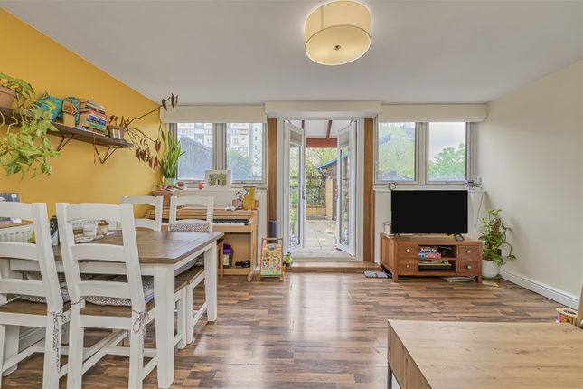 3-bed house on Flat 19, Youngs Court, Charlotte Despard Avenue, London, £325,000