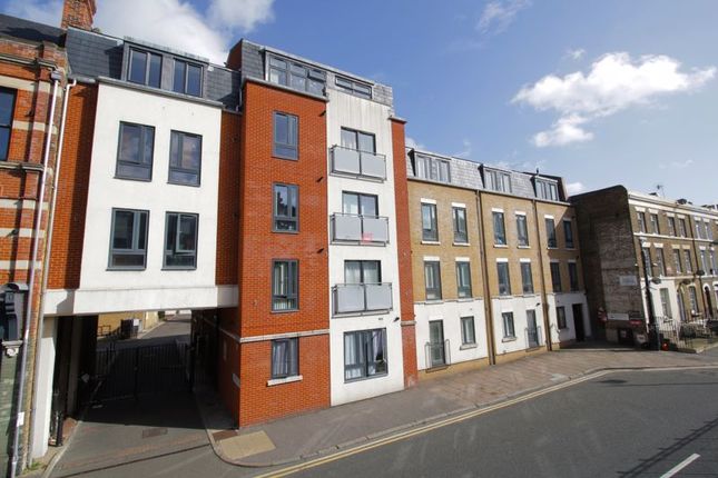 Flat to rent in High Street, Rochester