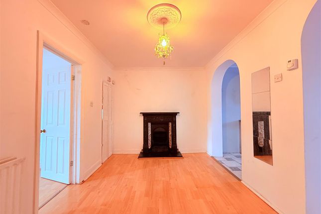 2-bed house on 8, Strathearn Avenue, Hayes, £2,000/mo