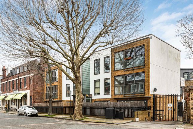Thumbnail Flat for sale in Coleman Fields, London