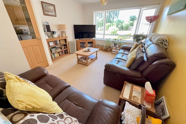 14 Earls Court, Torquay photo 3