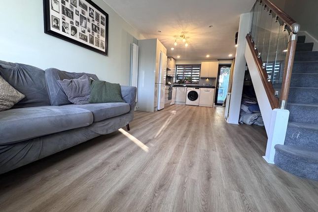 9, Parthia Close, Tadworth photo 3