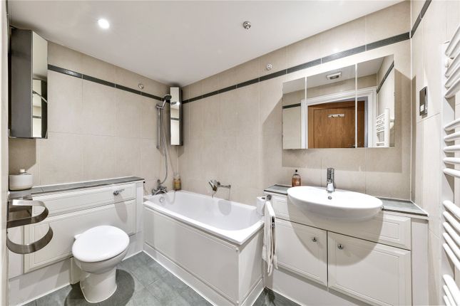 Flat for sale in Lavender Hill, London