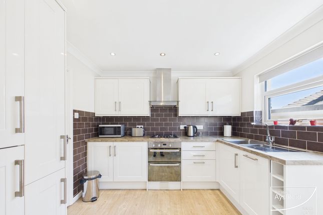 16 Brendons Avenue, Torquay photo 3