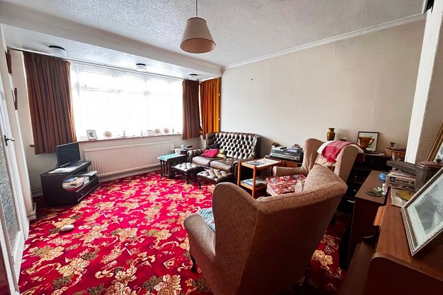 4 Wickford Drive, Romford photo 2
